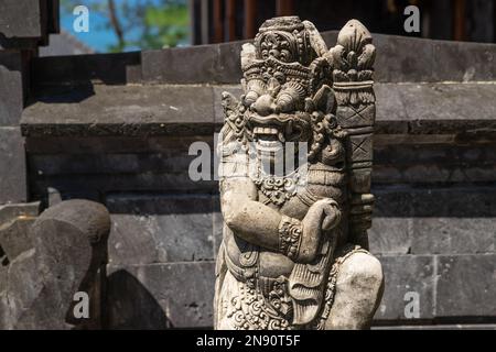 Bedogol, Dwarapala, statue de gardien de porte dans un temple à Tanah Lot, Bali Banque D'Images