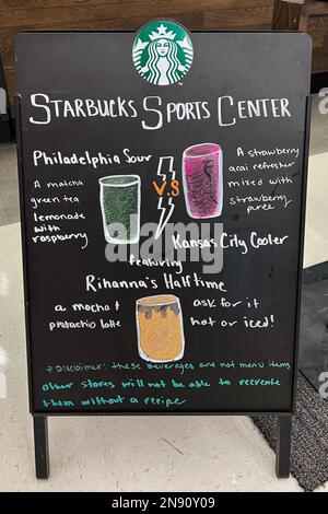 Phoenix, États-Unis. 11th févr. 2023. Un panneau annonce les boissons sur le thème du Super Bowl LVII dans un café Starbucks de Phoenix, Arizona, le 11 février 2023. Le menu comprend le Philadelphia Sour, le Kansas City Cooler et le Rihanna's Half Time. Le match de championnat de la National football League (NFL) se déroulera entre le champion de l'American football Conference (AFC) Kansas City Chiefs et le champion de la National football Conference (NFC) Philadelphia Eagles au State Farm Stadium de Glendale, Arizona, le 12 février 2023. (Photo de Samuel Rigelhaupt/Sipa USA) crédit: SIPA USA/Alay Live News Banque D'Images