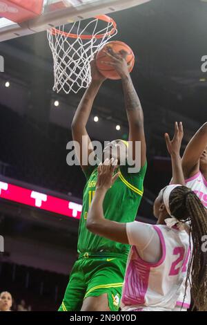 Le centre des Ducks de l'Oregon Phillipina Kyei (15 ans) en quête du dunk dans le troisième quart-temps contre les Trojans de l'USC lors d'un match de saison régulière au Galen Center le vendredi 10 février 2023 à Los Angeles, Calif. Les Trojans ont battu les Ducks 56-51. (Aliyah Navarro/image du sport) Banque D'Images