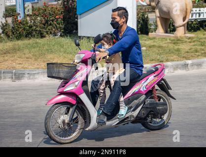 SAMUT PRAKAN, THAÏLANDE, 29 2023 JANVIER, Un homme avec une petite fille conduit une moto. Banque D'Images