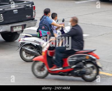 SAMUT PRAKAN, THAÏLANDE, 03 2023 FÉVRIER, Une femme fait un tour de garçon sur une moto. Banque D'Images