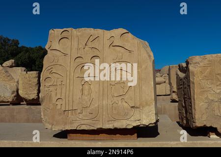 Hiéroglyphes égyptiens antiques sculptés sur les murs du temple de Karnak à Louxor, en Égypte Banque D'Images