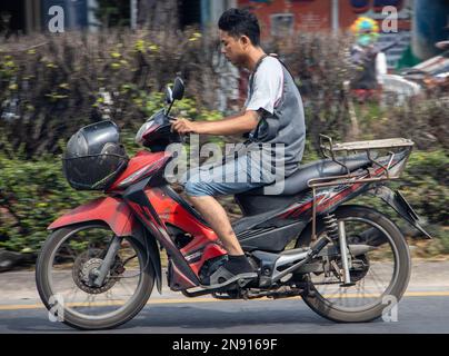 SAMUT PRAKAN, THAÏLANDE, FÉVRIER 04 2023, Un homme fait une moto dans la rue de la ville Banque D'Images