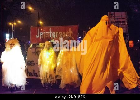 Cologne, Allemagne. 12th févr. 2023. Des milliers de participants et d'observateurs participent à la « Parade des fantômes » du Geisterzug, dans le cadre de la traditionnelle célébration du Carnaval de Cologne, près du zoo de Cologne, en Allemagne, sur 11 février 2023 (photo de Ying Tang/NurPhoto). Crédit: NurPhoto SRL/Alamy Live News Banque D'Images