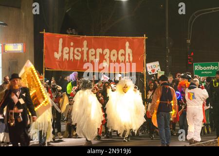 Cologne, Allemagne. 12th févr. 2023. Des milliers de participants et d'observateurs participent à la « Parade des fantômes » du Geisterzug, dans le cadre de la traditionnelle célébration du Carnaval de Cologne, près du zoo de Cologne, en Allemagne, sur 11 février 2023 (photo de Ying Tang/NurPhoto). Crédit: NurPhoto SRL/Alamy Live News Banque D'Images