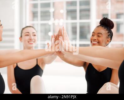 L'amour en été. un groupe de danseurs de ballet donnant un haut cinq tout en étant assis ensemble. Banque D'Images
