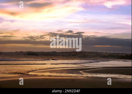 Phan Thiet Mui ne. Coucher de soleil sur un village de pêcheurs. Banque D'Images