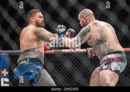 PERTH, AUSTRALIE - 12 FÉVRIER : (G-D) Justin Tafa combat Parker porter dans leur combat de poids lourd lors de l'événement UFC 284 à RAC Arena sur 12 février 2023 à Perth, en Australie. (Photo de Matt Davies/PxImages) Banque D'Images