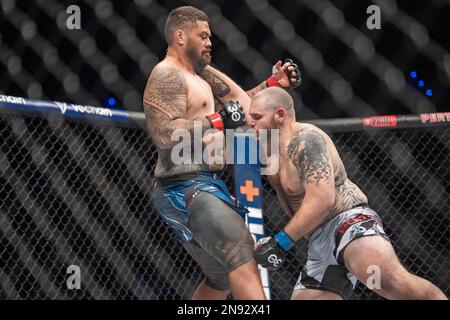 PERTH, AUSTRALIE - 12 FÉVRIER : (G-D) Justin Tafa frappe Parker porter dans leur combat de poids lourd lors de l'événement UFC 284 à RAC Arena sur 12 février 2023 à Perth, en Australie. (Photo de Matt Davies/PxImages) Banque D'Images