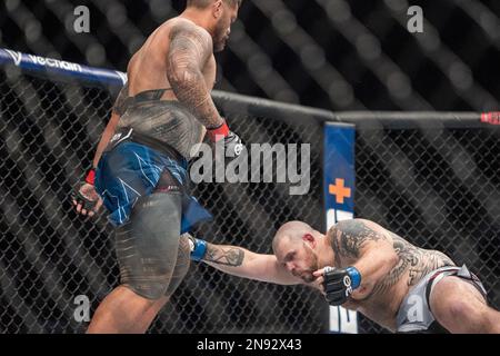 PERTH, AUSTRALIE - 12 FÉVRIER : (G-D) Justin Tafa frappe Parker porter dans leur combat de poids lourd lors de l'événement UFC 284 à RAC Arena sur 12 février 2023 à Perth, en Australie. (Photo de Matt Davies/PxImages) Banque D'Images