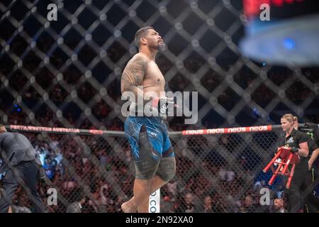 PERTH, AUSTRALIE - 12 FÉVRIER : Justin Tafa célèbre sa victoire sur Parker porter dans son combat à fort coefficient de pondération lors de l'événement UFC 284 à RAC Arena sur 12 février 2023 à Perth, en Australie. (Photo de Matt Davies/PxImages) Banque D'Images