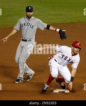 Photo: Rangers second baseman Ian Kinsler tags out St. Louis