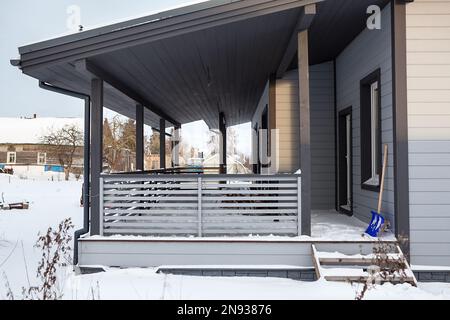 Porche couvert du cottage en hiver, vue latérale Banque D'Images