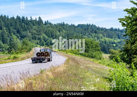 Tracteur semi-remorque commercial standard industriel transport fixation de charges lourdes sur semi-remorque abaisseur conduite sur le bobinage étroit r Banque D'Images