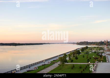 Vue à l'aube sur la flèche des rivières Volga et Kotorosl. Monument du millénaire à Yaroslavl, Russie Banque D'Images