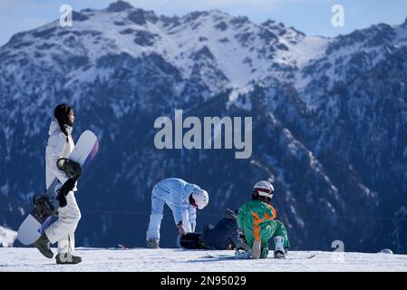 Urumqi, région autonome de Xinjiang Uygur en Chine. 25th janvier 2023. Les surfeurs des neiges se préparent à descendre sur les pistes d'une station de ski située dans la banlieue d'Urumqi, dans la région autonome du Xinjiang, dans le nord-ouest de la Chine, le 25 janvier 2023. Xinjiang, qui bénéficie de conditions naturelles favorables et de nombreuses stations de ski de haut niveau, a joué un rôle de premier plan dans l'industrie en plein essor pour devenir l'une des destinations touristiques d'hiver les plus populaires du pays. Credit: Zhao GE/Xinhua/Alay Live News Banque D'Images