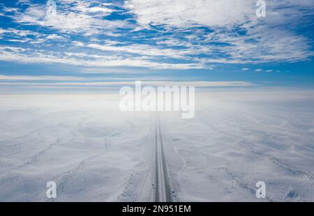 (230212) -- URUMQI, 12 février 2023 (Xinhua) -- la photo aérienne prise le 16 janvier 2023 montre une autoroute transversale reliant la préfecture d'Altay et la capitale régionale Urumqi, dans la région autonome de Xinjiang, dans le nord-ouest de la Chine. (Xinhua/Hu Huhu) Banque D'Images
