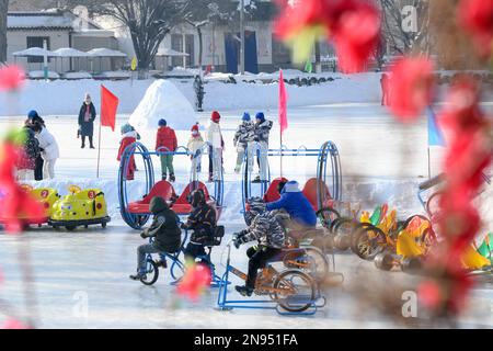 (230212) -- URUMQI, 12 février 2023 (Xinhua) -- les enfants jouent sur une patinoire d'un parc à Urumqi, dans la région autonome de Xinjiang, dans le nord-ouest de la Chine, le 15 janvier 2023. Xinjiang, qui bénéficie de conditions naturelles favorables et de nombreuses stations de ski de haut niveau, a joué un rôle de premier plan dans l'industrie en plein essor pour devenir l'une des destinations touristiques d'hiver les plus populaires du pays. (Xinhua/Wang FEI) Banque D'Images