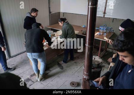 Kahramanmara, Turquie. 10th févr. 2023. Les bénévoles d'un camp de secours préparent des repas pour les victimes du tremblement de terre. La Turquie a connu le plus grand tremblement de terre de ce siècle à la frontière avec la Syrie. Le tremblement de terre a été mesuré à 7,7 amplitudes. (Credit image: © Tunahan Turhan/SOPA Images via ZUMA Press Wire) USAGE ÉDITORIAL SEULEMENT! Non destiné À un usage commercial ! Banque D'Images