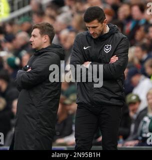 PLYMOUTH, ANGLETERRE - FÉVRIER 11 : John Mousinho, directeur de Portsmouth, pendant la première ligue de mise du ciel entre Plymouth Argyle et Portsmouth, à Home Park on 11 février 2023 à Plymouth, Royaume-Uni. (Photo par MB Media) Banque D'Images