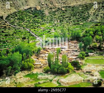 Un petit village le long de la rivière Braldu qui provient du glacier Baltoro. Territoire du Gilgit-Baltistan dans le nord du Pakistan. Banque D'Images