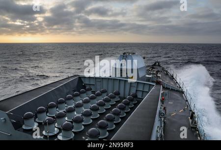 Le foyer du HMS Northumberland, en regardant ses silos de missiles de seaceaptor et sa tourelle de canon de 4,5 pouces Banque D'Images