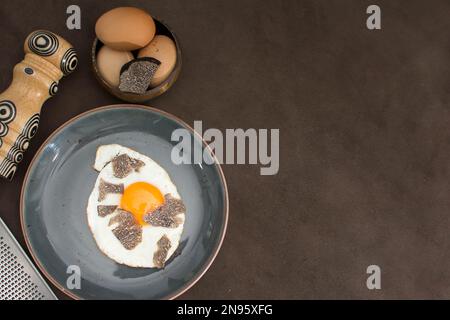 Œuf frit aux truffes accompagné de frites et de truffe d'hiver en tubercule mélanosporum Banque D'Images