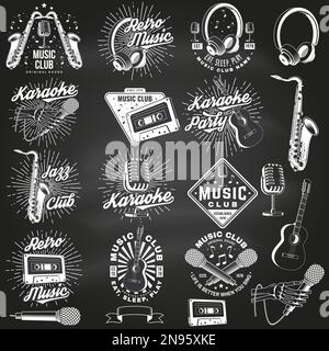 Affiche de musique rétro, bannière sur tableau noir. Microphone rétro, saxophone, cassette audio, guitare acoustique classique avec typographie vintage Sunburst Illustration de Vecteur