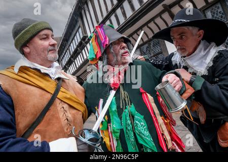 Worcester, Royaume-Uni. 11th févr. 2023. National Trust Greyfriars à Worcester a ouvert ses portes pour la première fois cette année (samedi 11th février 23-dimanche 12th février 23) dans le cadre d'un week-end d'histoire de vie de plusieurs périodes à Greyfriars, ainsi que d'autres sites du centre-ville, dont le Guildhall, le Commandery, la maison Tudor et la cathédrale de Worcester. Rencontrez les reacteurs qui parcourent la maison et apprenez-en plus sur les différentes périodes de l'histoire. Sur la photo, on trouve des membres du Sealed Knot (la plus ancienne société de reconstitution des lois du Royaume-Uni) à la maison et au jardin Greyfriars de la National Trust, sur Friar Street. Crédit : Ian Tennant/A Banque D'Images