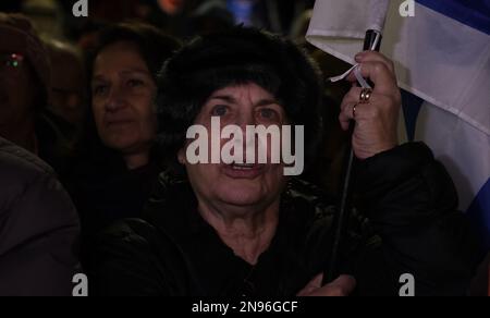 JÉRUSALEM, ISRAËL - FÉVRIER 11 : les manifestants brandissent des drapeaux israéliens et brandissent des slogans lors d'une manifestation contre le nouveau système judiciaire gouvernemental d'Israël qui vise à affaiblir la Cour suprême du pays en dehors de la résidence du Président sur 11 février 2023, à Jérusalem, en Israël. Des dizaines de milliers de personnes se rassemblent pour la sixième semaine consécutive à travers Israël contre la réforme vaste et controversée du système juridique israélien. Crédit : Eddie Gerald/Alay Live News Banque D'Images