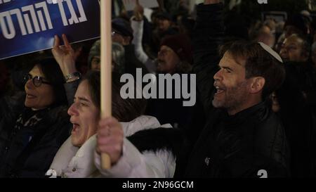 JÉRUSALEM, ISRAËL - FÉVRIER 11 : un juif religieux scanne des slogans lors d'une manifestation contre le nouveau système judiciaire gouvernemental d'Israël qui vise à affaiblir la Cour suprême du pays en dehors de la résidence du Président sur 11 février 2023, à Jérusalem, en Israël. Des dizaines de milliers de personnes se rassemblent pour la sixième semaine consécutive à travers Israël contre la réforme vaste et controversée du système juridique israélien. Crédit : Eddie Gerald/Alay Live News Banque D'Images