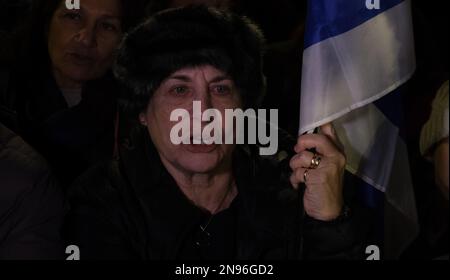 JÉRUSALEM, ISRAËL - FÉVRIER 11 : les manifestants brandissent des drapeaux israéliens et brandissent des slogans lors d'une manifestation contre le nouveau système judiciaire gouvernemental d'Israël qui vise à affaiblir la Cour suprême du pays en dehors de la résidence du Président sur 11 février 2023, à Jérusalem, en Israël. Des dizaines de milliers de personnes se rassemblent pour la sixième semaine consécutive à travers Israël contre la réforme vaste et controversée du système juridique israélien. Crédit : Eddie Gerald/Alay Live News Banque D'Images
