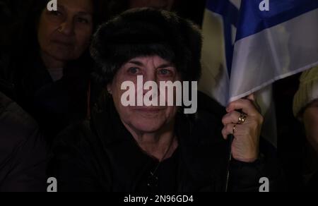 JÉRUSALEM, ISRAËL - FÉVRIER 11 : les manifestants brandissent des drapeaux israéliens et brandissent des slogans lors d'une manifestation contre le nouveau système judiciaire gouvernemental d'Israël qui vise à affaiblir la Cour suprême du pays en dehors de la résidence du Président sur 11 février 2023, à Jérusalem, en Israël. Des dizaines de milliers de personnes se rassemblent pour la sixième semaine consécutive à travers Israël contre la réforme vaste et controversée du système juridique israélien. Crédit : Eddie Gerald/Alay Live News Banque D'Images