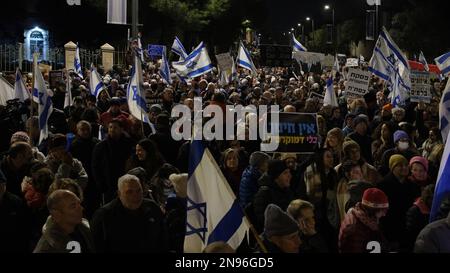 JÉRUSALEM, ISRAËL - FÉVRIER 11 : les manifestants brandissent des drapeaux israéliens et brandissent des slogans lors d'une manifestation contre le nouveau système judiciaire gouvernemental d'Israël qui vise à affaiblir la Cour suprême du pays en dehors de la résidence du Président sur 11 février 2023, à Jérusalem, en Israël. Des dizaines de milliers de personnes se rassemblent pour la sixième semaine consécutive à travers Israël contre la réforme vaste et controversée du système juridique israélien. Crédit : Eddie Gerald/Alay Live News Banque D'Images