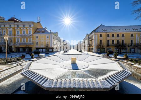 Hiver neige au centre de la petite ville thermale de l'UNESCO Frantiskovy Lazne (Franzensbad) proche de la ville historique de Cheb - République Tchèque (région Karlovy Vary Banque D'Images