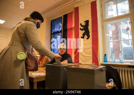 Berlin, Allemagne. 12th févr. 2023. Aujourd'hui, 12 février 2023, certains électeurs se sont déjà réunis dans les bureaux de vote de Berlin pour voter à nouveau aujourd'hui pour la Chambre des représentants de Berlin en 19th. Les électeurs se réunissent à l'école élémentaire de Schinkel, dans la rue Nithackstrasse. (Photo de Michael Kuenne/PRESSCOV/Sipa USA) crédit: SIPA USA/Alay Live News Banque D'Images