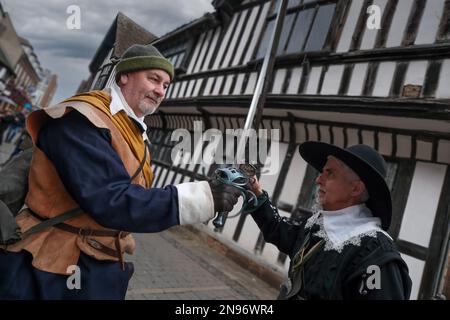 Worcester, Royaume-Uni. 11th févr. 2023. National Trust Greyfriars à Worcester a ouvert ses portes pour la première fois cette année (samedi 11th février 23-dimanche 12th février 23) dans le cadre d'un week-end d'histoire de vie de plusieurs périodes à Greyfriars, ainsi que d'autres sites du centre-ville, dont le Guildhall, le Commandery, la maison Tudor et la cathédrale de Worcester. Rencontrez les reacteurs qui parcourent la maison et apprenez-en plus sur les différentes périodes de l'histoire. Sur la photo, les membres du Gloriana Living History Group de la propriété du National Trust Greyfriars House and Garden sur Friar Street ont été ravis de reopnen accueillant le thème Tudor Banque D'Images