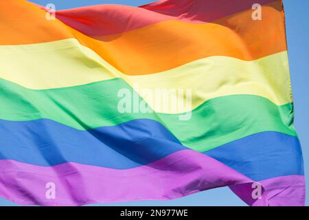 France, Nice, le drapeau de fierté gay arc-en-ciel. Banque D'Images