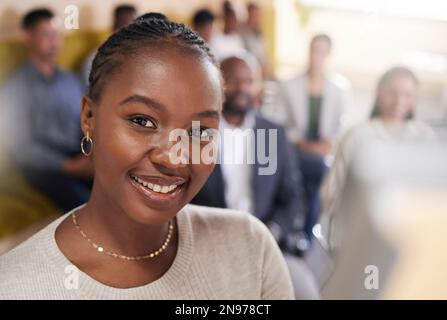 Commençons cette présentation. Portrait court d'une jeune femme d'affaires attirante donnant une présentation dans la salle de réunion. Banque D'Images