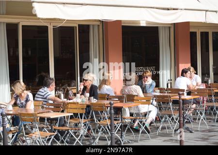 France, Nice, marché du cours de Selaya, café de rue. Banque D'Images