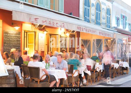 France, Nice, scène nocturne au marché du cours de Selaya, les Ponquettes, Street Cafe. Banque D'Images
