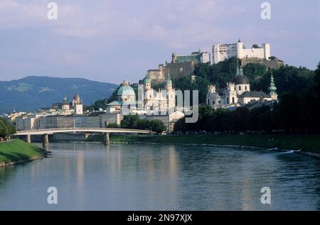 Autriche, Salzbourg, vue sur la belle ville au coucher du soleil, avec la rivière Salzach. Banque D'Images