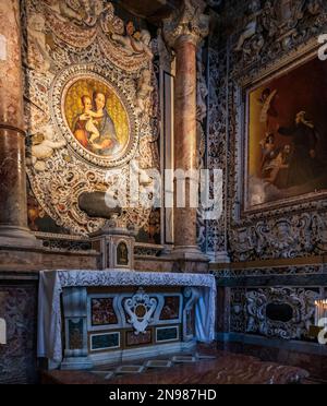 Madone avec enfant à l'intérieur de l'église Saint Joseph des Pères Théatins Banque D'Images