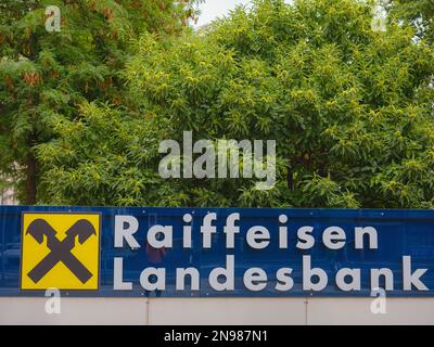 Linz, Autriche - 6 août 2022 : façade avec logo de Raiffeisen Bank est l'un des plus grands groupes bancaires autrichiens, la banque coopérative. Outre l'Autriche, elle opère dans 14 autres pays d'Europe Banque D'Images