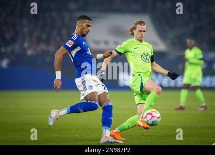 Gelsenkirchen, Allemagne. 10th févr. 2023. Moritz Jenz (S04) Patrick Wimmer (Wolfsburg) FC Schalke 04 - VfL Wolfsburg Bundesliga 10.02.2023 Copyright Banque D'Images