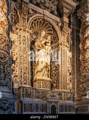 Madone avec enfant à l'intérieur de l'église Saint Joseph des Pères Théatins Banque D'Images