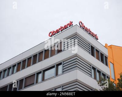 Linz, Autriche - 6 août 2022 : façade avec logo d'Oberbank AG est une banque régionale basée à Linz et détenue par 3-Banken-Gruppe. Banque D'Images