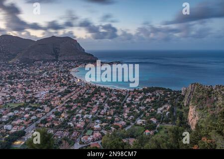 Vue panoramique sur le golfe de Mondello au crépuscule, Sicile Banque D'Images