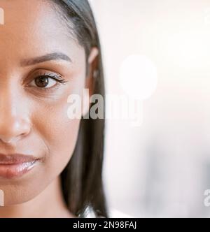 Mettez toujours votre meilleur côté vers l'avant. Gros plan d'une jeune femme d'affaires attirante debout dans son bureau. Banque D'Images