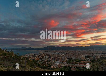 Vue panoramique depuis le mont Pellegrino sur la ville de Palerme au crépuscule, Sicile Banque D'Images